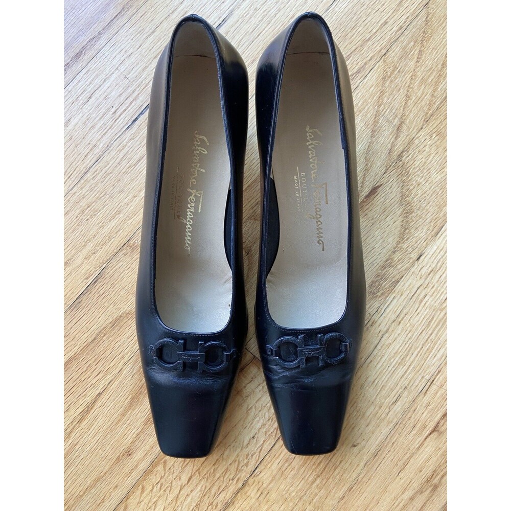 SALVATORE FERRAGAMO 7 B black‎ leather pumps metal logo